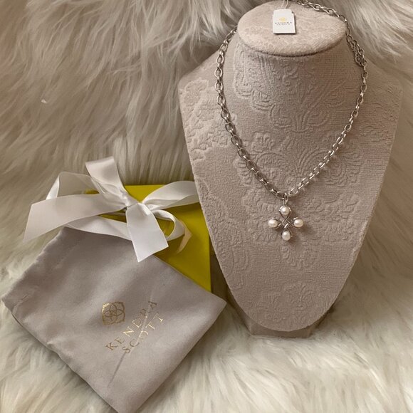 Kendra Scott Jewelry - KENDRA SCOTT Everleigh Pearl Pendant Necklace in Silver